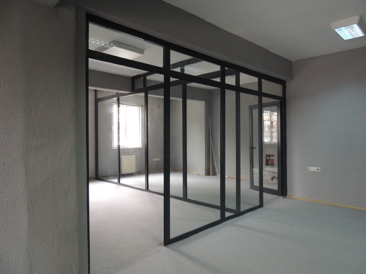 Cloison avec profilés en aluminium