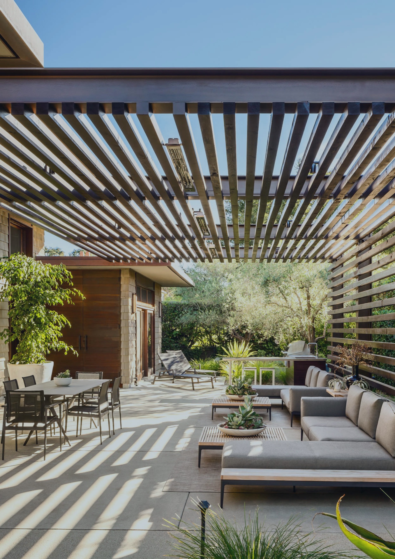 Pergola haut de gamme avec salon extérieur et table à manger