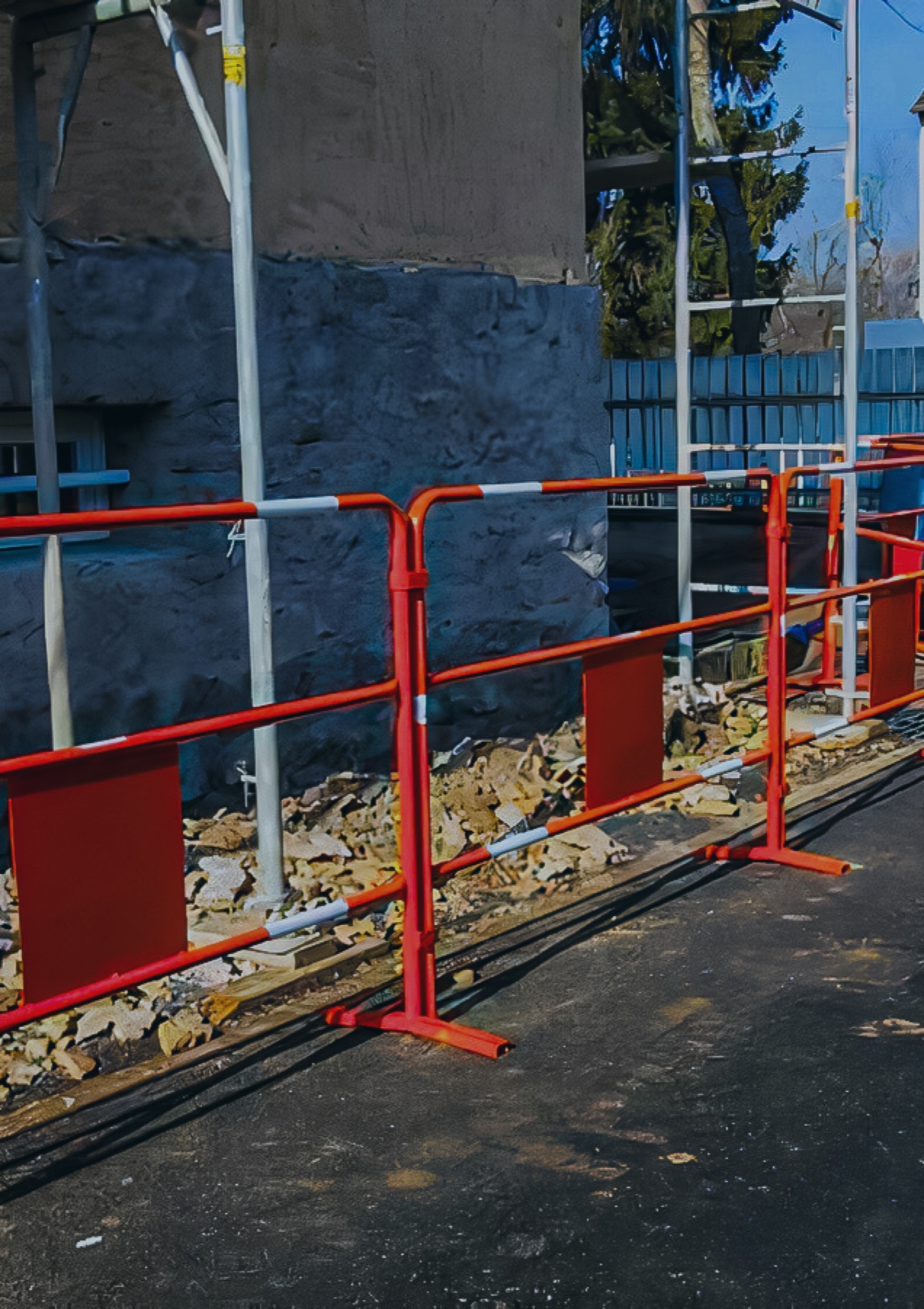 Modules rouges de clôture de chantier sur site