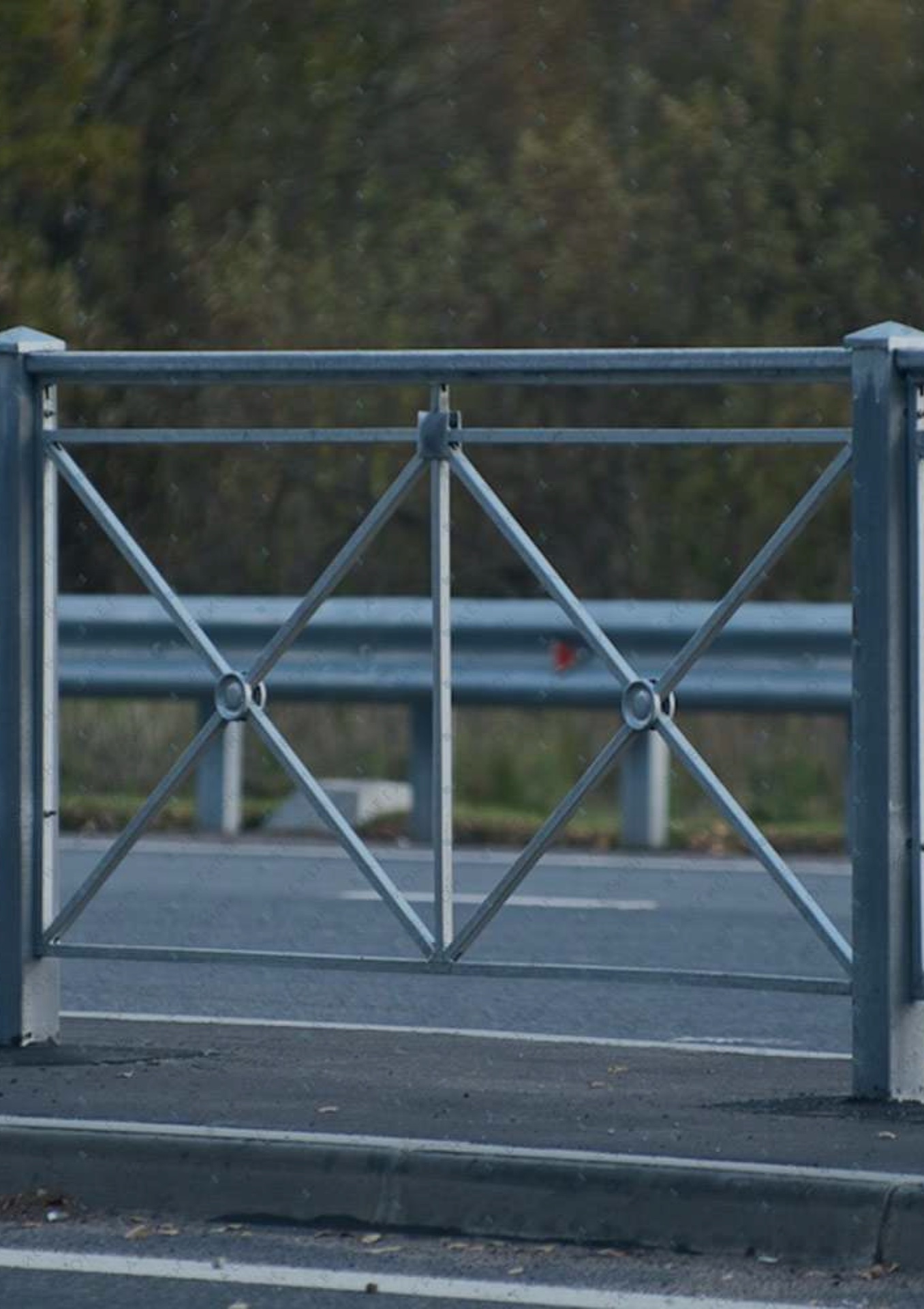 Glissière routière galvanisée avec contreventement en X au bord de la chaussée