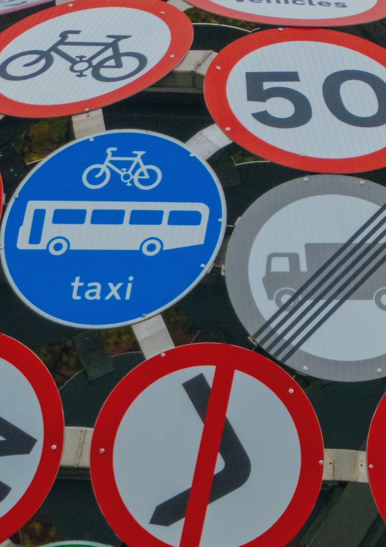 Détail de la signalétique routière et urbaine